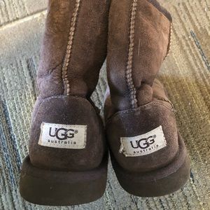 Great condition! Chocolate brown UGG boots size 4